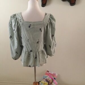UNIVERSAL THREAD GOOD CO. SAGE GREEN EMBROIDERED FLOWER CROP RUFFLE TOP/SIZE M